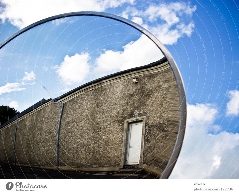 reflexion Farbfoto Außenaufnahme Textfreiraum rechts Tag Industrieanlage Fabrik Bauwerk Gebäude Architektur Mauer Wand Tür blau braun Spiegel Spiegelbild Himmel