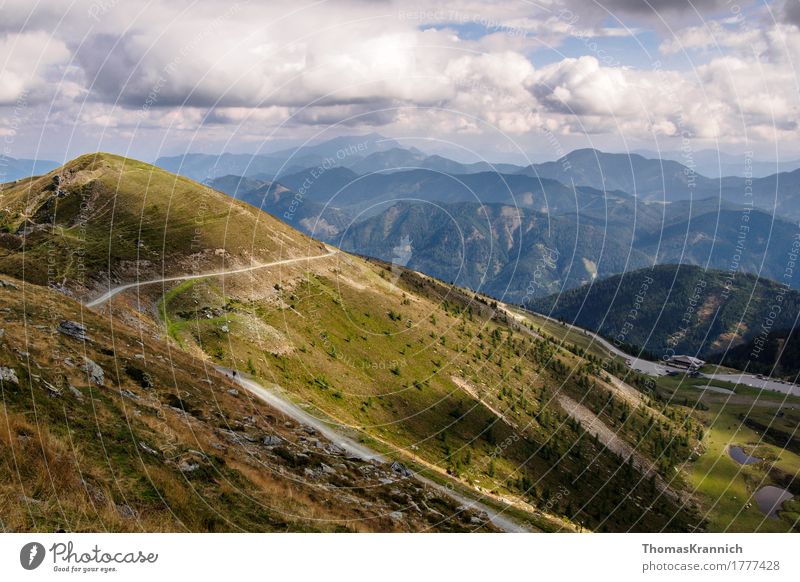 Alpenlandschaft Landschaft Berge u. Gebirge blau grün Tourismus Alps Österreich Carinthia Goldeck Kogel Mountain alpin blue diagonal gloud green landscape road