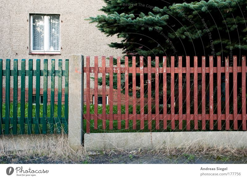 Das Fenster zum Zaun Farbfoto Gedeckte Farben Außenaufnahme Menschenleer Tag Kontrast Häusliches Leben Wohnung Haus Baum Tanne Dorf Kleinstadt Einfamilienhaus