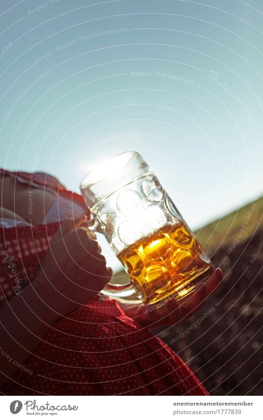 Oktoberfest - Bierbauch Kunst ästhetisch Biergarten Bierglas Bierschaum Bierkrug Brust Frau Frauenbrust halbvoll rot Kleid Sonnenstrahlen Sommer Außenaufnahme