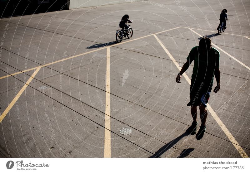 MONTAGS IM MAUERPARK Farbfoto Gedeckte Farben Außenaufnahme Morgen Tag Licht Schatten Kontrast Silhouette Ganzkörperaufnahme Spielen Sommer Sonne Fahrradfahren