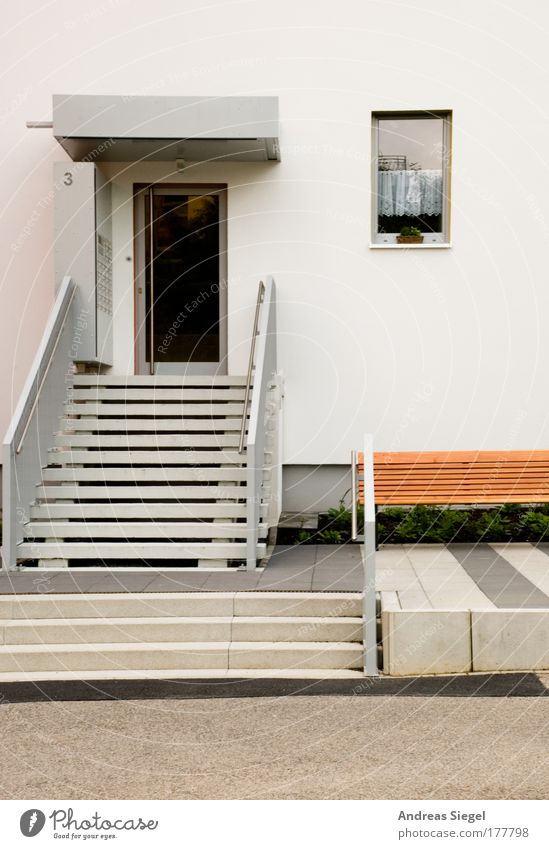 Die Treppe zur Tür Farbfoto Außenaufnahme Menschenleer Tag Dresden Gorbitz Haus Gebäude Architektur Mehrfamilienhaus Mauer Wand Fassade Fenster Bank