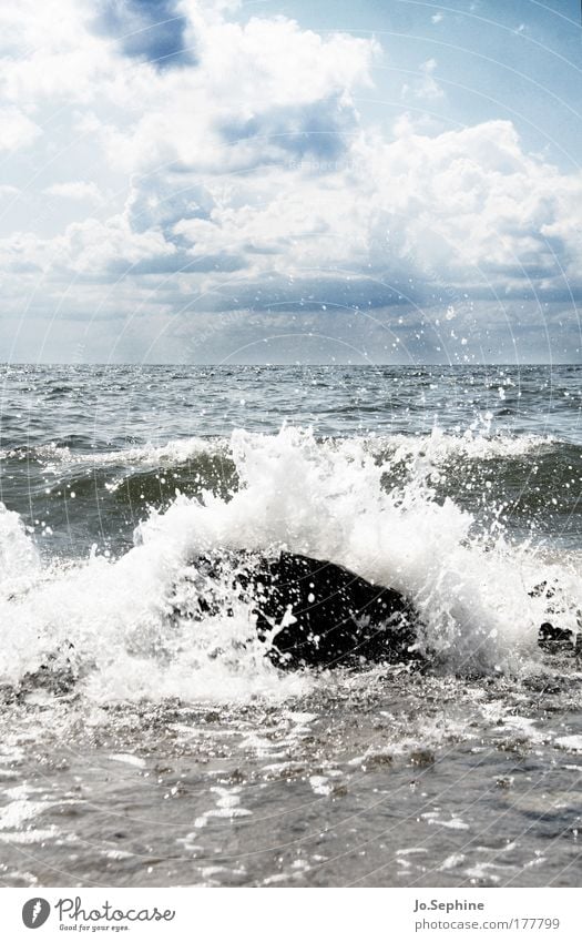 Beständig nur ist eure Unbeständigkeit Meer Brandung Gischt Wellen Wellengang Naturgewalt Urelemente Ostsee Landschaft Wind Schönes Wetter Himmel Wolken Sommer