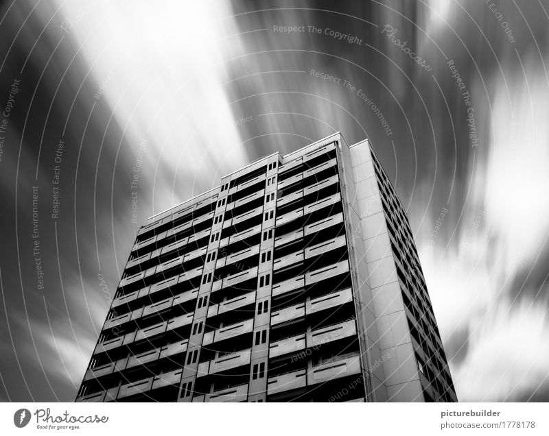 Hochhaus Häusliches Leben Haus Himmel Wolken Wetter Wind Stadt Menschenleer Fassade Beton festhalten fliegen stark schwarz weiß standhaft kalt modern