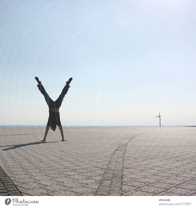 X Gedeckte Farben Experiment Textfreiraum rechts Textfreiraum oben Textfreiraum unten Tag Licht Schatten Kontrast Sonnenlicht Ganzkörperaufnahme Sportler Turner