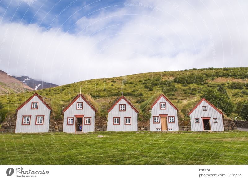 Laufás Museum Island Nordisland Akureyri Torfziegeln Eyjafjörðurs Museumshof Rasen Haus Pfarrhaus Christianisierung Globalisierung kalt Wolken Hügel Gras Erde