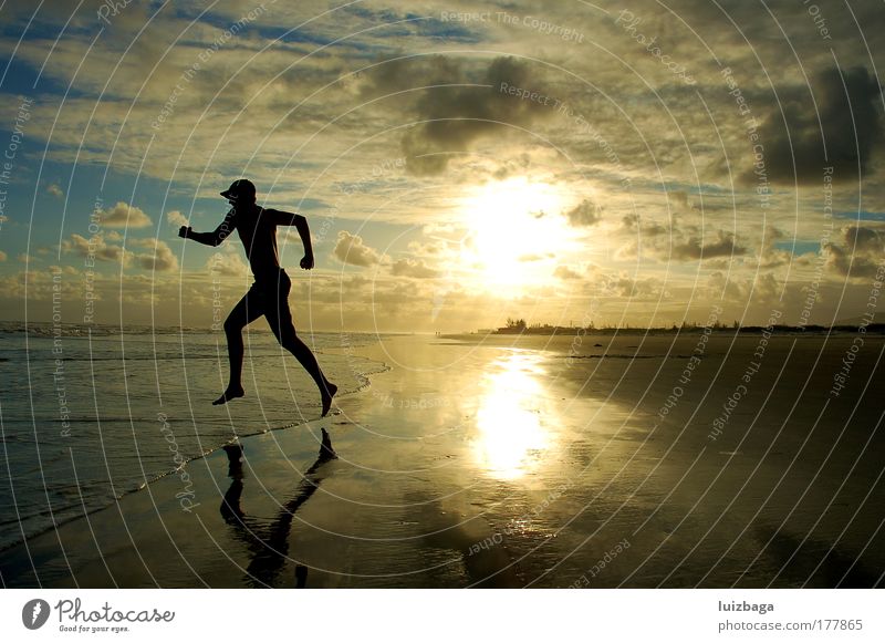 Laufstrand Farbfoto Außenaufnahme Textfreiraum links Dämmerung Silhouette Reflexion & Spiegelung Sonnenlicht Sonnenaufgang Sonnenuntergang Starke Tiefenschärfe