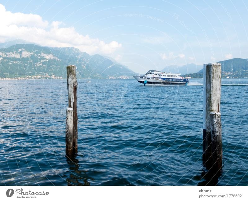 Schnellboot auf dem Comer See Boot Bootsfahrt Schifffahrt Wasser Geschwindigkeit Tragfläche Holzstamm Anleger Berge u. Gebirge Alpen ufer Wolken