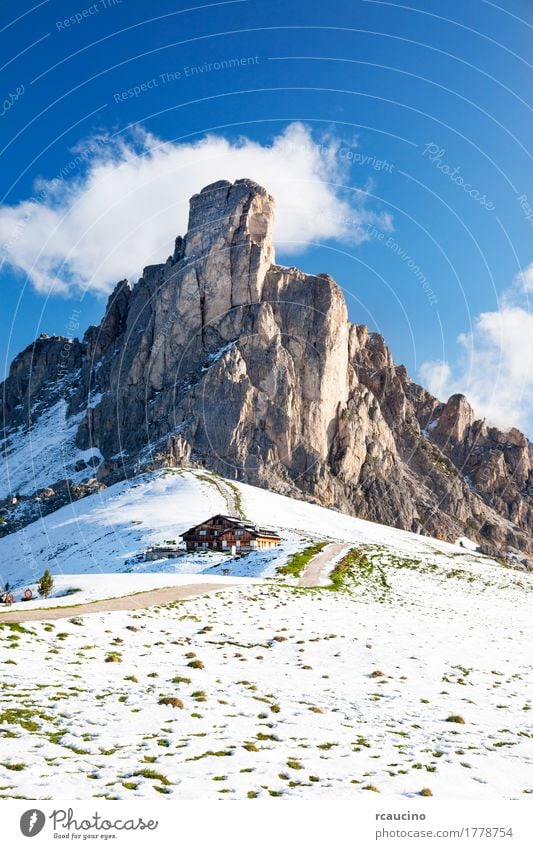 Dolomit Bergspitze nach einem Sommer Schneefall. Ferien & Urlaub & Reisen Tourismus Winter Berge u. Gebirge Natur Landschaft Felsen Alpen Gipfel Hütte Gebäude