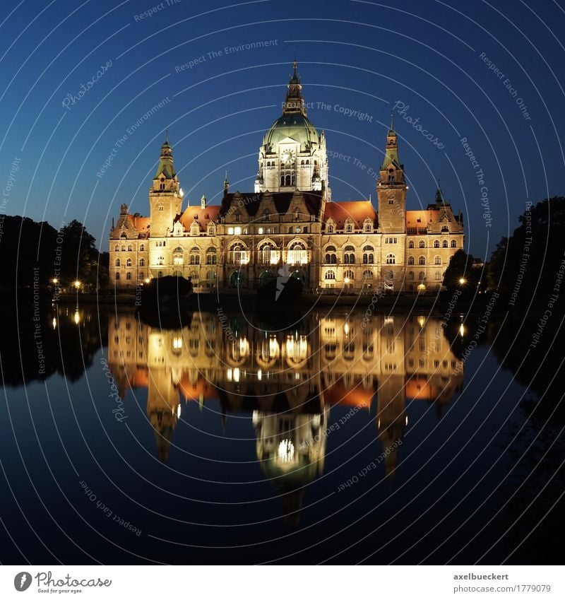 Neues Rathaus in Hannover bei Nacht Palast Bauwerk Gebäude Architektur Sehenswürdigkeit Wahrzeichen blau neues rathaus Niedersachsen Deutschland Reisefotografie