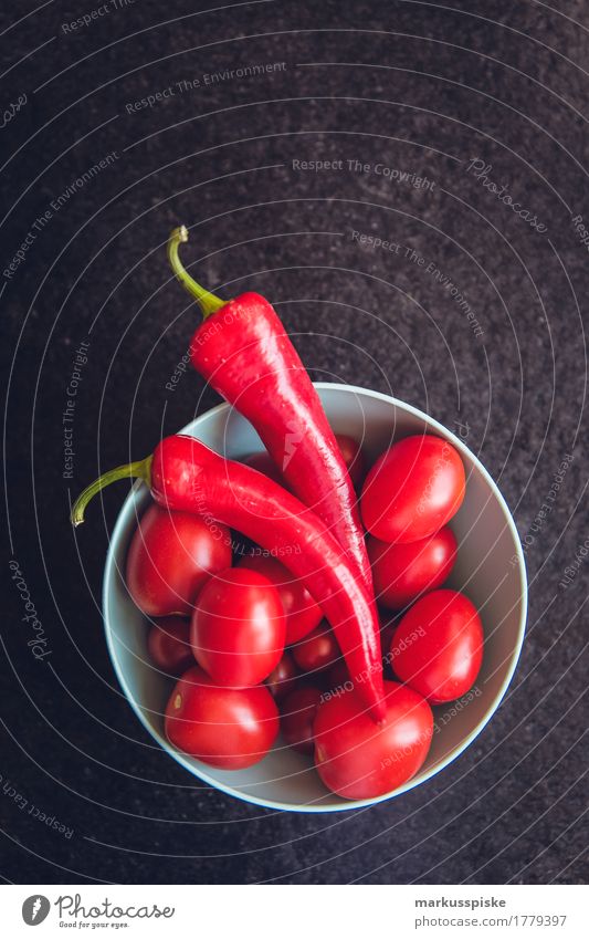 urban gardening frische bio tomaten Lebensmittel Gemüse Tomate Paprika Ernte Ernährung Essen Mittagessen Picknick Bioprodukte Vegetarische Ernährung Diät Fasten