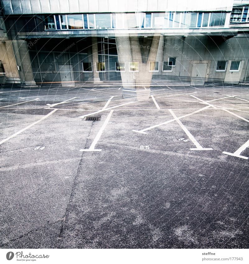 STEREO TOTAL Farbfoto Gedeckte Farben Außenaufnahme Menschenleer Textfreiraum unten Starke Tiefenschärfe Weitwinkel Stadt Industrieanlage Architektur Innenhof