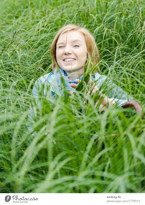 Mädchen im Graß feminin Junge Frau Jugendliche Erwachsene Kopf 1 Mensch 8-13 Jahre Kind Kindheit 13-18 Jahre 18-30 Jahre Abenteuer Angst Identität einzigartig