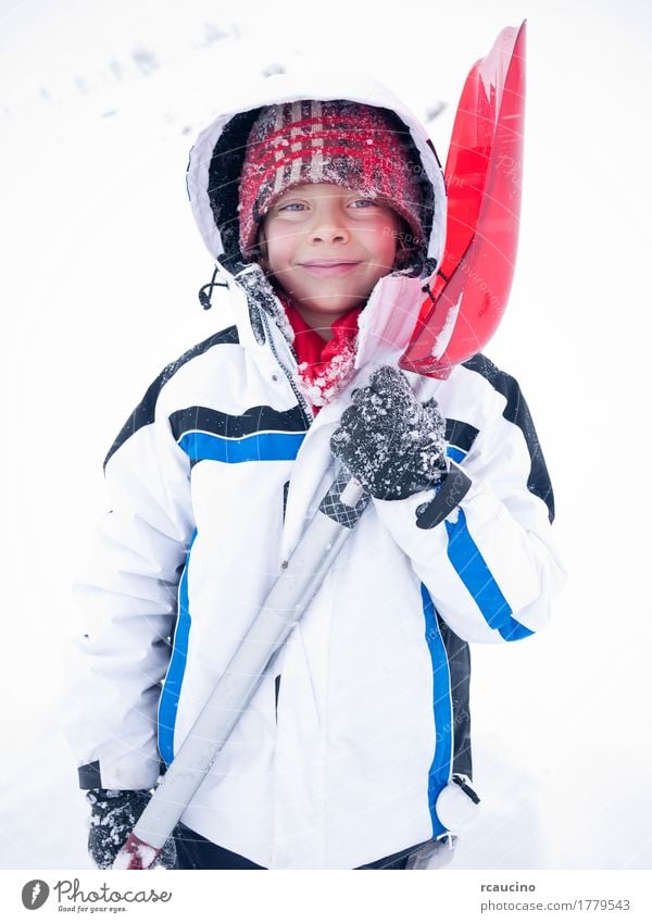 Kinderporträt Winter Schnee Lifestyle Freude Erholung Berge u. Gebirge Junge Mann Erwachsene Bekleidung Lächeln blau rot weiß Baskenmütze Kaukasier kalt Eis