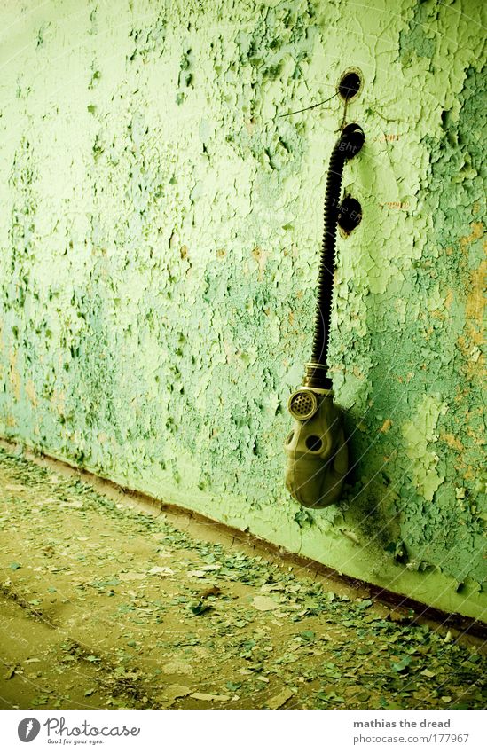 HÄNGEN GELASSEN Farbfoto Gedeckte Farben Innenaufnahme Menschenleer Tag Schatten Kontrast Industrieanlage Fabrik Ruine Bauwerk Mauer Wand Fassade Stein Rost alt