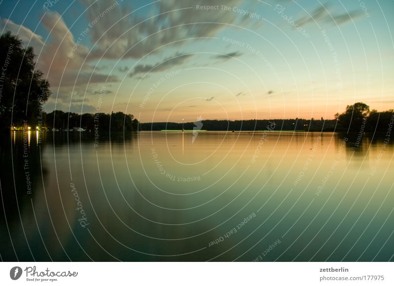 Wann? Abend Sommer August Erholung Gewässer Havel Himmel Romantik See Sommerabend Sonnenuntergang Umwelt Wannsee Wasser Wasseroberfläche Wolken Textfreiraum