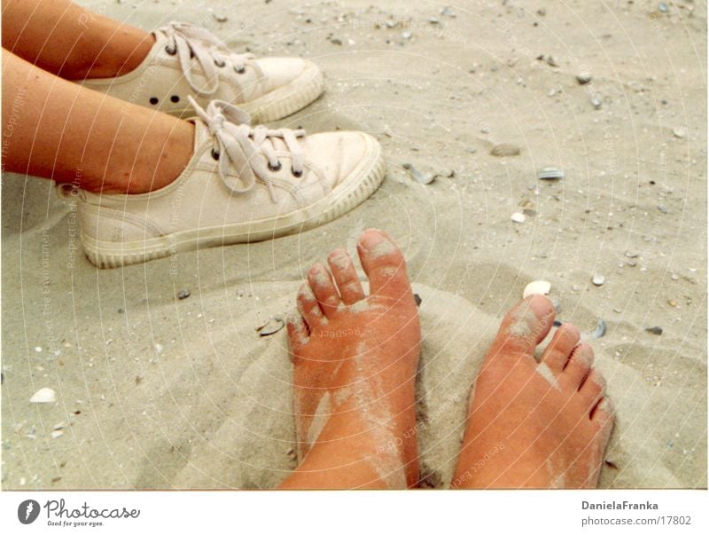 S(tr)andgefühl Strand Norderney Sommer Turnschuh Barfuß Mensch Küste Sand Fuß Erholung