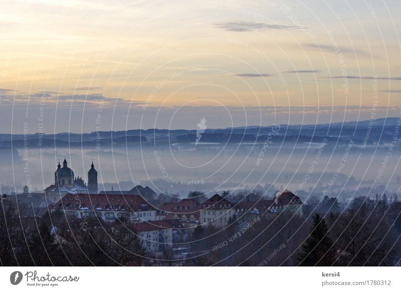 Nebelschleier über dem Tal Natur Landschaft Himmel Wetter Oberschwaben Stadt Stadtrand Menschenleer Kirche Sehenswürdigkeit Wahrzeichen Stimmung ästhetisch