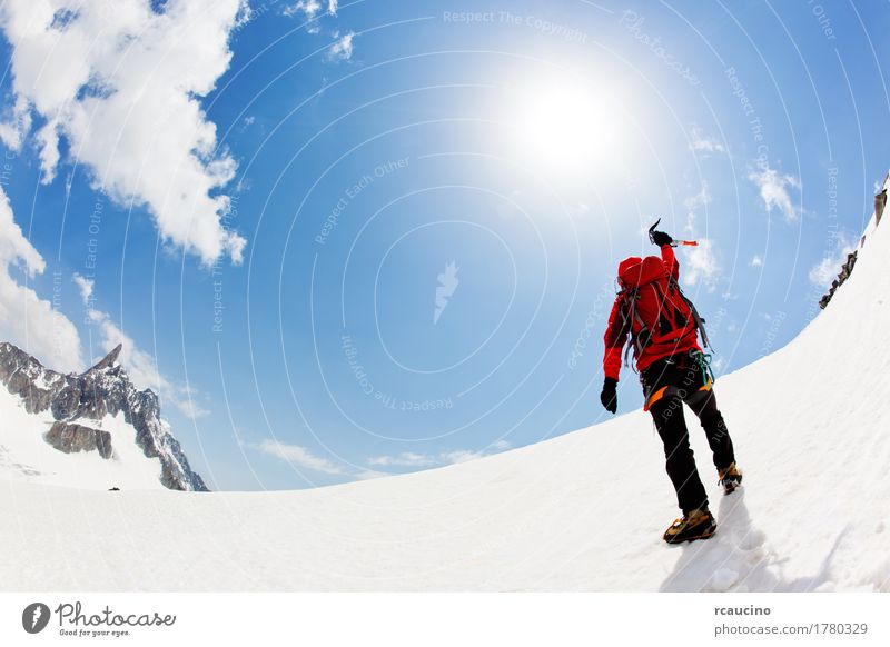 Ein Bergsteiger drückt seine Freude aus, den Gipfel zu erreichen Abenteuer Expedition Winter Schnee Berge u. Gebirge Sport Klettern Bergsteigen Erfolg Mann