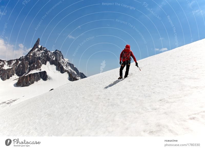 Ein Bergsteiger auf dem Weg zum Gipfel. Chamonix, Frankreich Freude Abenteuer Expedition Winter Schnee Berge u. Gebirge Sport Klettern Bergsteigen Erfolg Mann