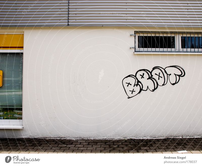 Brot I Farbfoto Gedeckte Farben Außenaufnahme Menschenleer Textfreiraum Mitte Tag Schatten Kunst Graffiti Fußgängerzone Gebäude Supermarkt Mauer Wand Fassade