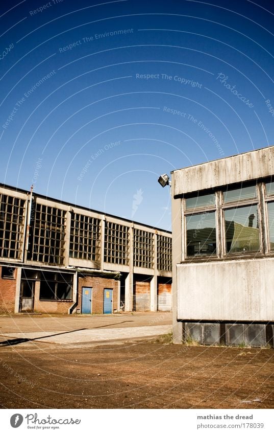 GEISTERSTADT Farbfoto Außenaufnahme Menschenleer Morgen Tag Licht Schatten Kontrast Sommer Fabrik Industrie Haus Industrieanlage Ruine Platz Bauwerk Gebäude