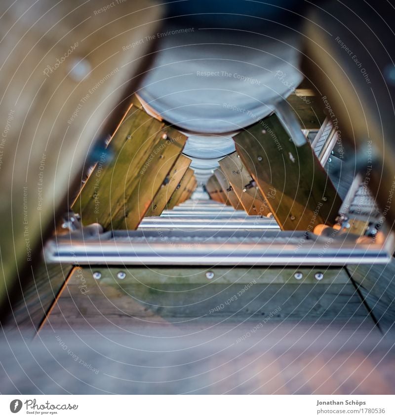 Turmtreppchen II Treppe ästhetisch hoch blau braun Höhenangst Holz Metall Treppengeländer Geländer Durchblick Blick nach unten Architektur Konstruktion