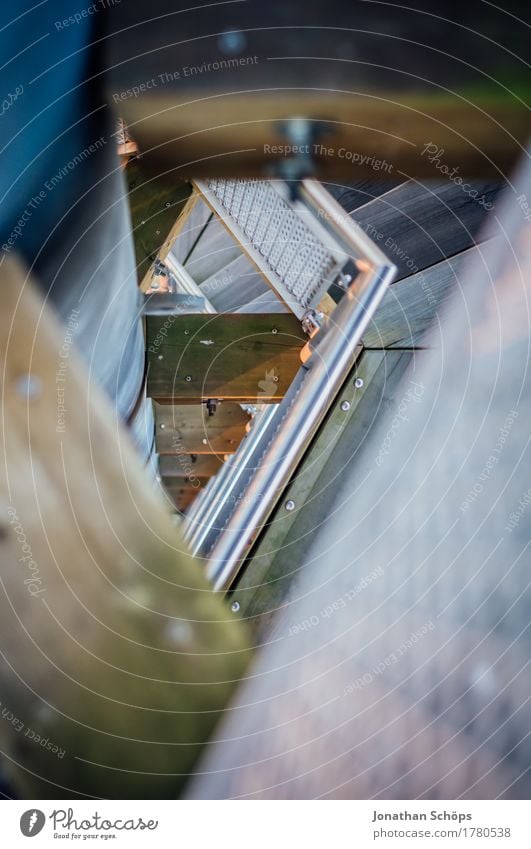 Turmtreppchen I Treppe ästhetisch hoch blau braun silber Höhenangst Holz Metall Treppengeländer Geländer Durchblick Blick nach unten Architektur Konstruktion