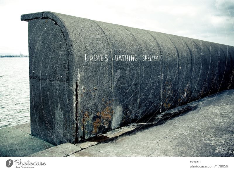 Ladies Bathing Shelter Farbfoto Gedeckte Farben Außenaufnahme Textfreiraum rechts Textfreiraum unten Tag schlechtes Wetter Küste Seeufer Strand Meer alt