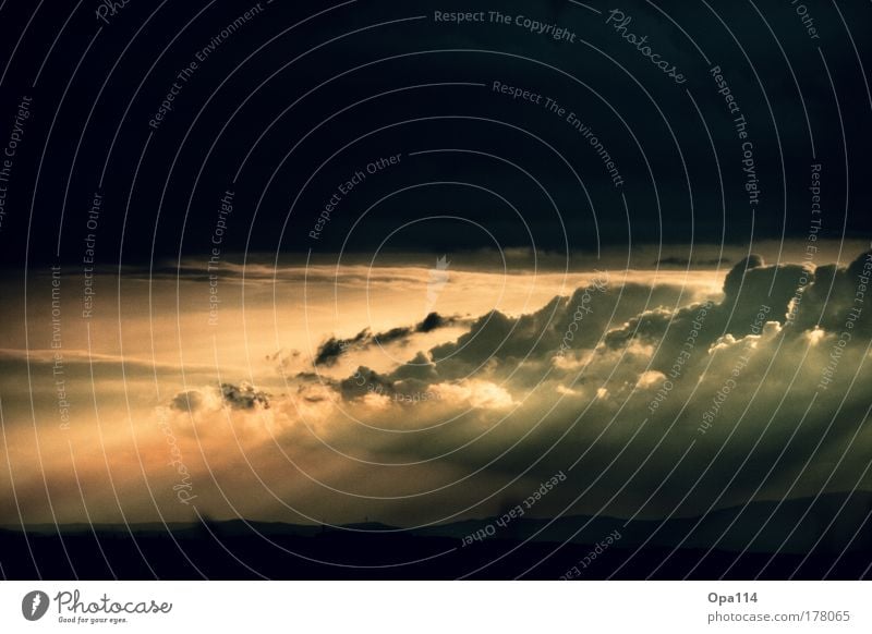 Weltuntergang Farbfoto Außenaufnahme Menschenleer Textfreiraum oben Textfreiraum unten Abend Dämmerung Licht Schatten Kontrast Sonnenlicht Sonnenstrahlen