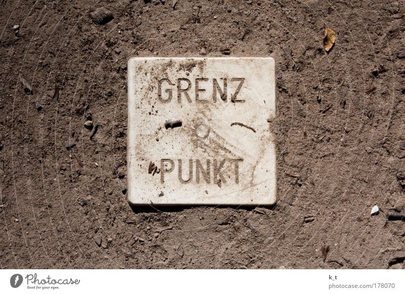 GRENZ -o- PUNKT Farbfoto Außenaufnahme Menschenleer Textfreiraum links Textfreiraum rechts Textfreiraum oben Textfreiraum unten Erde Sand Schriftzeichen