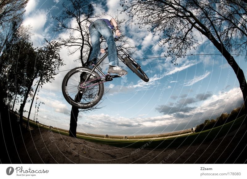 up in the sky Farbfoto Außenaufnahme Starke Tiefenschärfe Fischauge Mensch maskulin 18-30 Jahre Jugendliche Erwachsene Umwelt Natur Landschaft Fahrradfahren