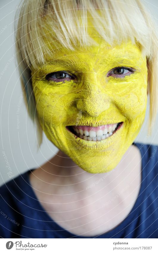 Gelb macht glücklich. Farbfoto Innenaufnahme Nahaufnahme Hintergrund neutral Tag Licht Schatten Kontrast Starke Tiefenschärfe Totale Porträt Vorderansicht