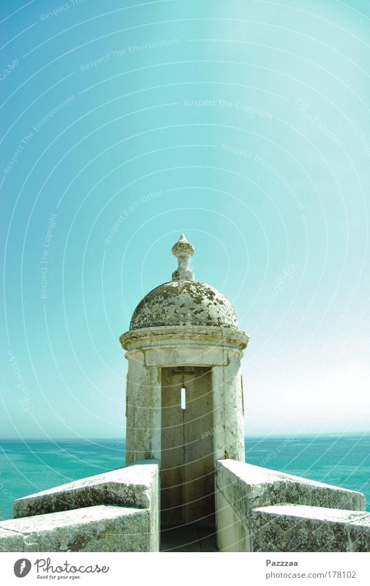 Leuchtturm ohne Leuchte Farbfoto Außenaufnahme Menschenleer Textfreiraum oben Tag ruhig Ausflug Ferne Sommer Sommerurlaub Meer Wasser Himmel Sonnenlicht Küste