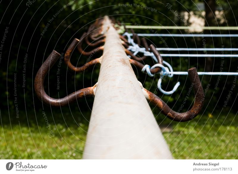 Angeleint Farbfoto Außenaufnahme Detailaufnahme Menschenleer Tag Garten Wiese Wäschestange Wäscheleine Haken Metall Linie alt trashig trist blau braun grau grün