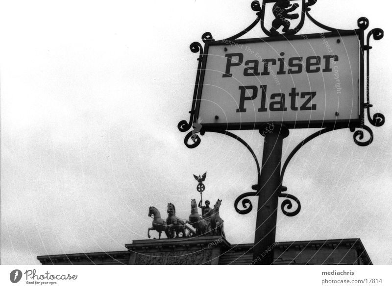 Pariser Platz Brandenburger Tor Weitwinkel Nostalgie Europa Berlin Schilder & Markierungen Schwarzweißfoto