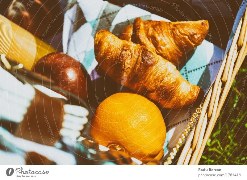 Picknickkorb mit Apple, Orange und Croissants im Frühjahr Lebensmittel Frucht Apfel Süßwaren Ernährung Essen Frühstück Mittagessen Abendessen Bioprodukte Diät