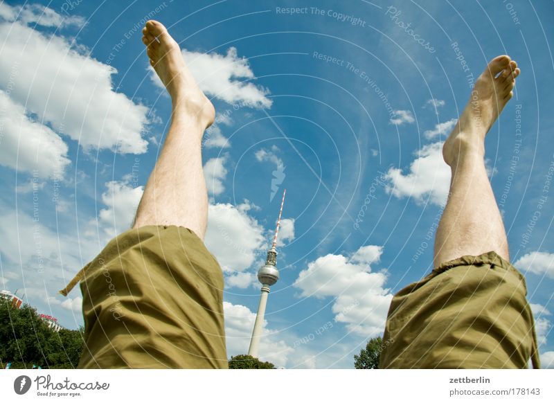 Bein, Turm, Bein (v.r.n.l.) Berlin Himmel Sommer Ferien & Urlaub & Reisen Hauptstadt Berliner Fernsehturm Alexanderplatz alex Beine Fuß Zehen strecken Kopfstand