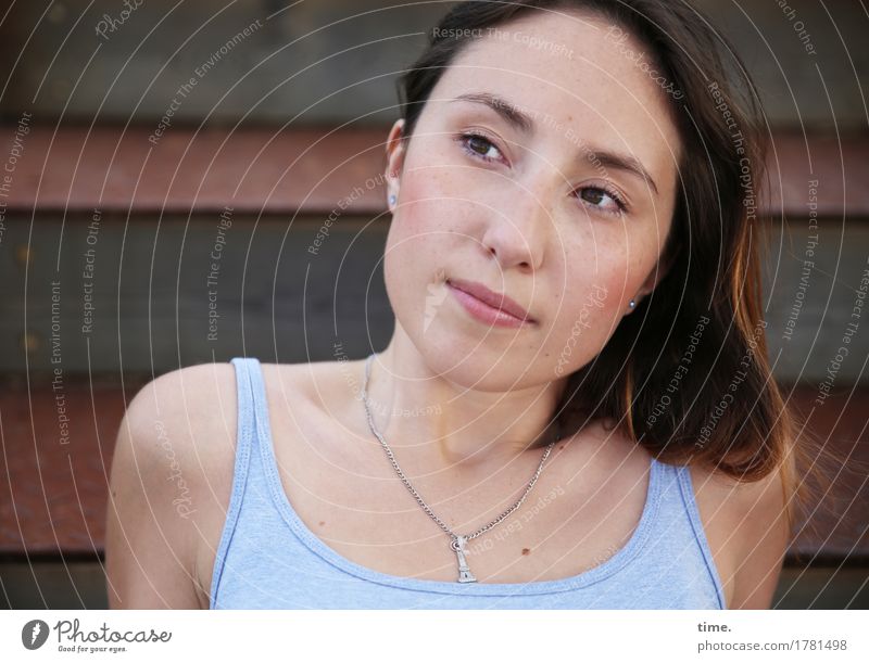 . feminin 1 Mensch Treppe T-Shirt Schmuck Halskette brünett langhaarig beobachten Denken Blick sitzen warten Freundlichkeit schön Zufriedenheit Sicherheit