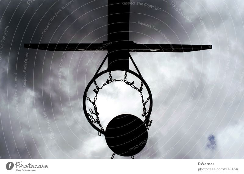 Korbball III Leben Freizeit & Hobby Spielen Sport Ballsport Himmel Wolken schlechtes Wetter Gewitter Bewegung fliegen springen Freude Basketball Basketballkorb