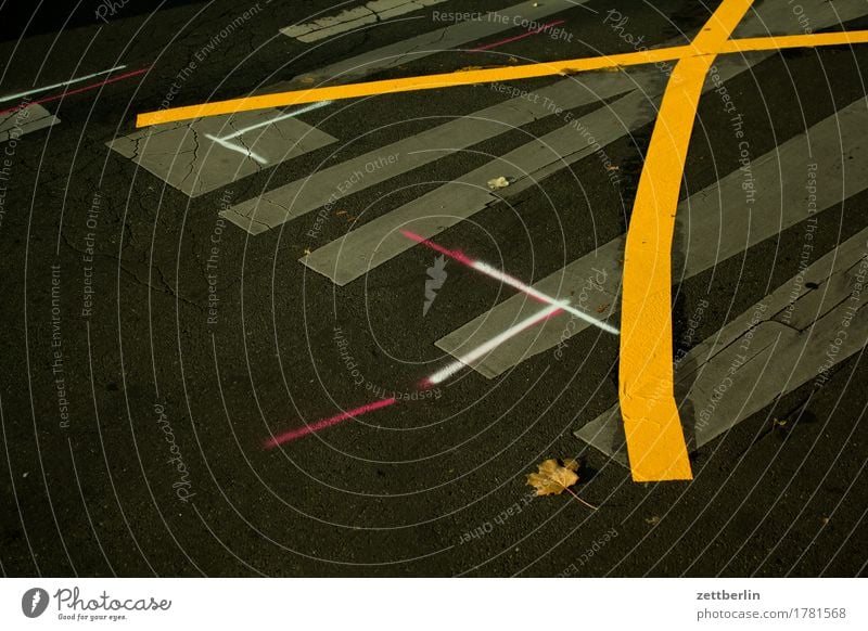 LKW X T Asphalt busspur Fahrbahn Fahrbahnmarkierung Leitsystem Linie Schilder & Markierungen Navigation Orientierung Schriftzeichen Spuren Straße System Verkehr