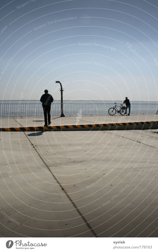 Konspiratives Treffen Ferien & Urlaub & Reisen Ausflug Fahrradtour maskulin 2 Mensch Himmel Wolkenloser Himmel Horizont Schönes Wetter Platz warten grau Laterne