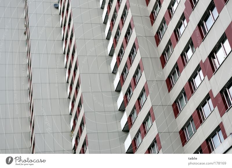 schöne Aussicht . . . Farbfoto Gedeckte Farben Froschperspektive Sightseeing Haus Baustelle Hauptstadt Hochhaus Mauer Wand Fassade Balkon Stein Beton Holz Glas