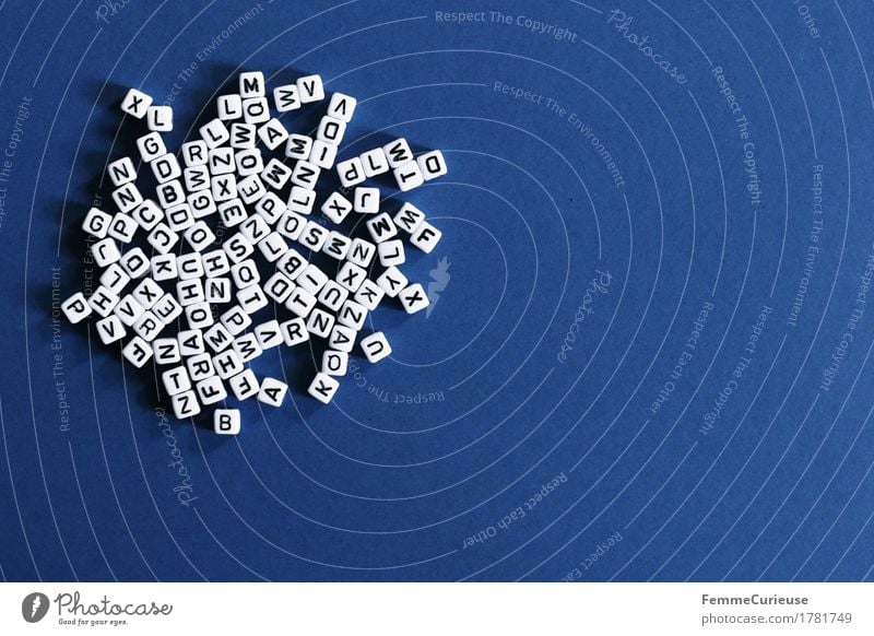 Buchstaben_1781749 Zeichen Schriftzeichen viele blau weiß chaotisch stagnierend durcheinander angeordnet Hintergrund neutral Kreis Fremdsprache lernen Wort