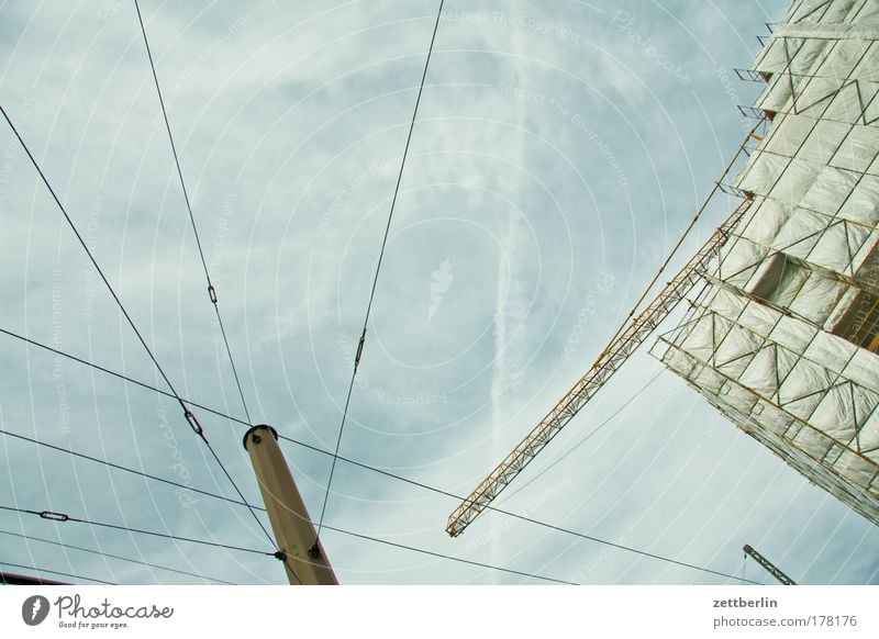 Pergamon Himmel Wolken Wolkendecke Strommast Fahnenmast Telefonmast Oberleitung Leitung Abdeckung Bauplane Baustelle schaustelle Baugerüst Gerüst Rüstung