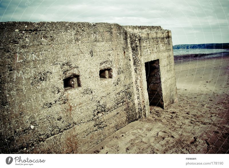 D-Day Farbfoto Gedeckte Farben Textfreiraum links Textfreiraum unten Tag Bauwerk Gebäude Architektur Denkmal alt bedrohlich dunkel historisch Bunker schießen