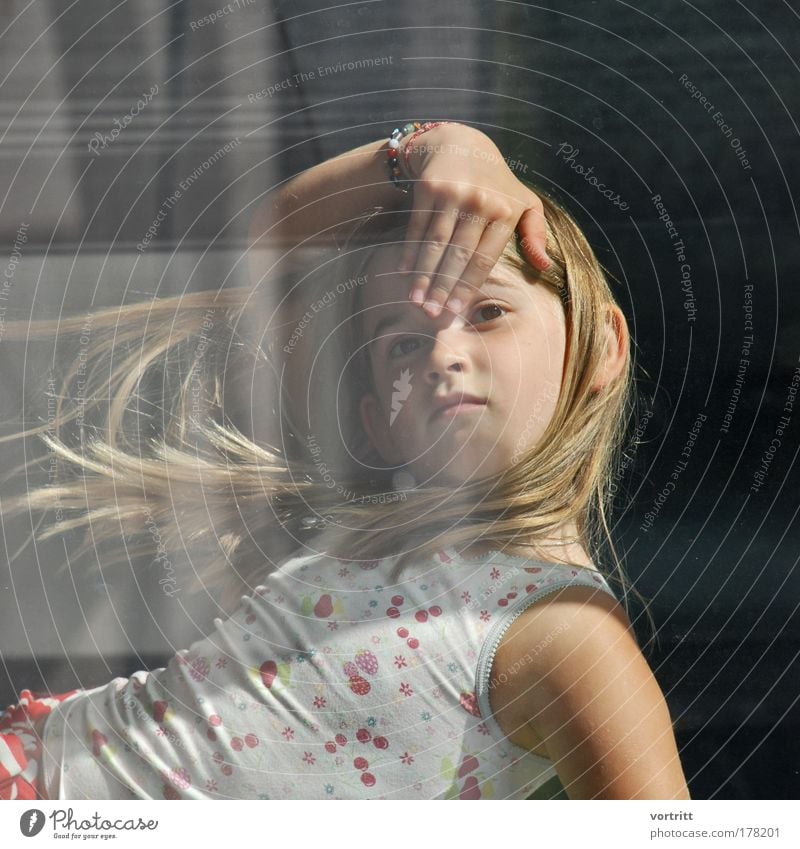 durchblick Farbfoto Außenaufnahme Textfreiraum links Tag Unschärfe Blick Blick in die Kamera Mensch Kind Haare & Frisuren Gesicht 1 3-8 Jahre Kindheit Gebäude