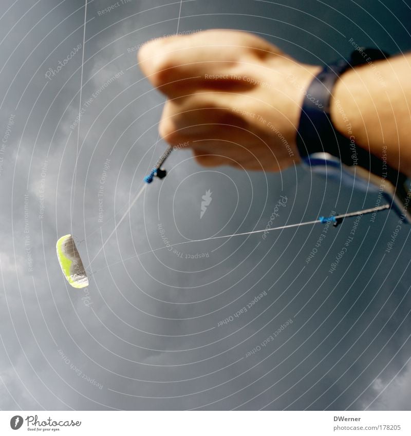 Leinen los...? Lifestyle Freizeit & Hobby Wassersport Arme Hand Luft Himmel Wolken Gewitterwolken schlechtes Wetter Wind Fluggerät fliegen Sport Unendlichkeit