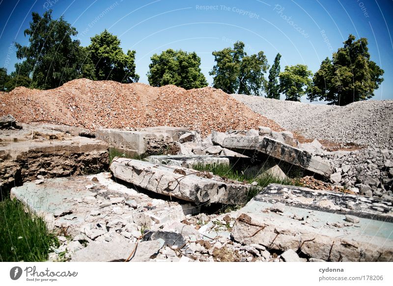 Kollateralschaden Farbfoto Außenaufnahme Detailaufnahme Menschenleer Tag Licht Schatten Kontrast Sonnenlicht Schwache Tiefenschärfe Zentralperspektive Umwelt