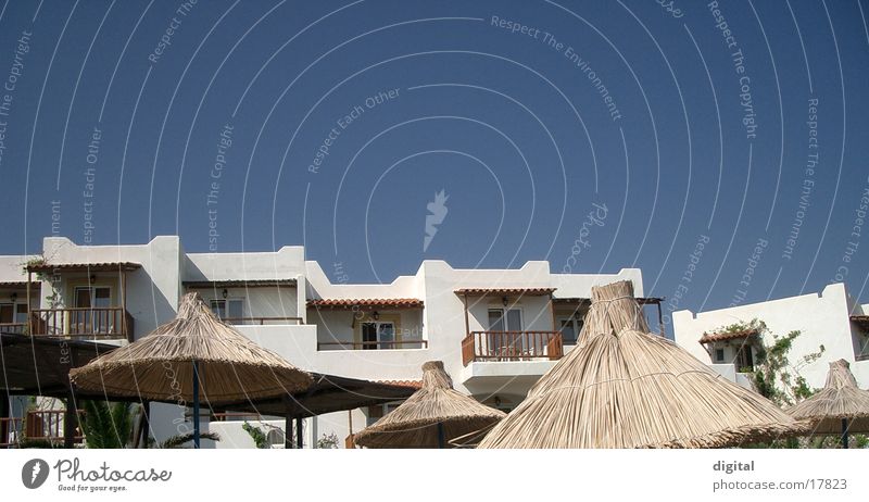 siesta Hotel Balkon Stroh heiß Europa Himmel blau Schatten